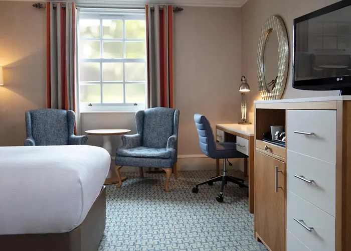 Oulton Hall Hotel, & Golf Готель