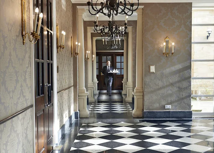 Oulton Hall Hotel, & Golf Готель