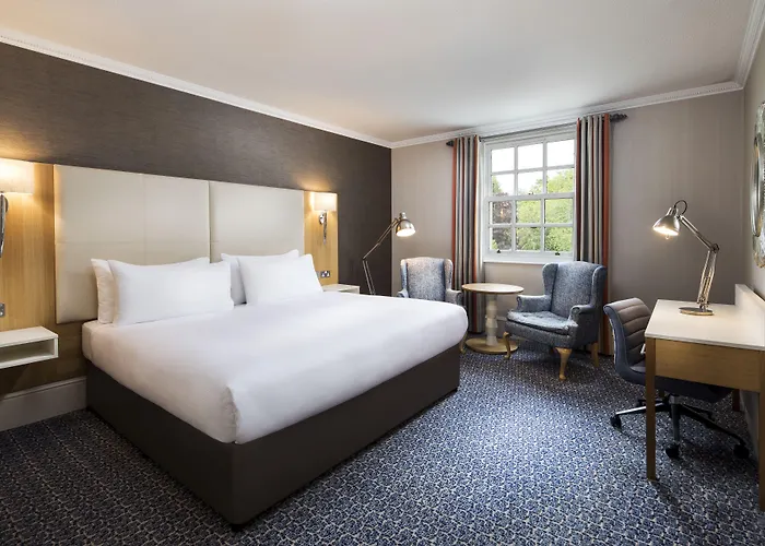 Oulton Hall Hotel, & Golf Готель