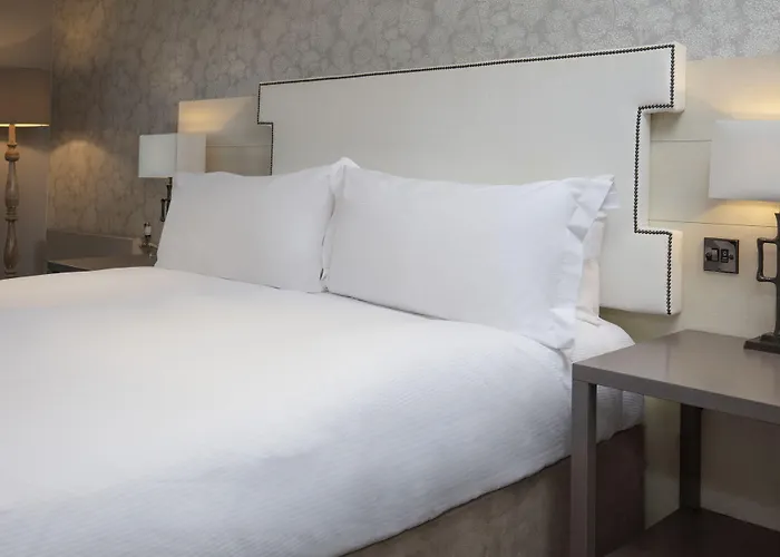 Готель Oulton Hall Hotel, & Golf 4*